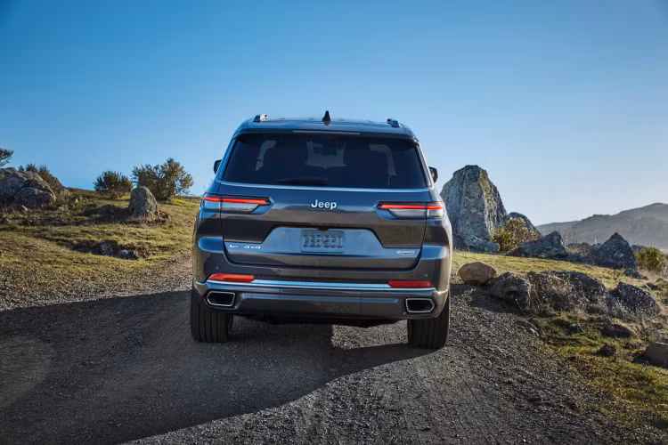 Những khách hàng tìm kiếm sự sang trọng hơn có thể chọn mức giá xe Jeep Grand Cherokee L Overland bán ra khoảng 56.490 USD (khoảng 1,3 tỷ đồng). Phiên bản mang đến giao diện phía trước độc đáo, hệ thống đèn LED cao cấp và cửa sổ trời toàn cảnh. Mẫu xe còn có các điểm nhấn mạ crôm sáng, gạt mưa cảm biến, đàm thoại rảnh tay và la-zăng nhôm 20 inch.