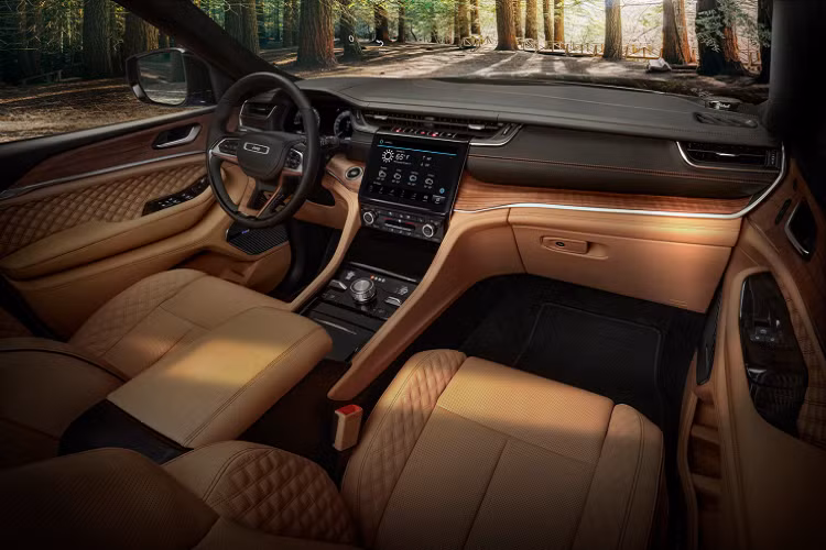 Về mặt an toàn, mẫu xe SUV Jeep Grand Cherokee L được trang bị một loạt hệ thống hỗ trợ người lái bao gồm kiểm soát hành trình thích ứng với chức năng Stop&amp;Go, giám sát điểm mù, cảnh báo va chạm ở tốc độ tối đa tích hợp phanh chủ động và tính năng phát hiện người đi bộ / đi xe đạp. Jeep cũng cung cấp cho khách hàng các tính năng an toàn nổi bật khác gồm hỗ trợ đỗ xe khi sau, cảnh báo giao thông cắt ngang phía sau, cảnh báo chệch làn đường với hỗ trợ giữ làn đường.
