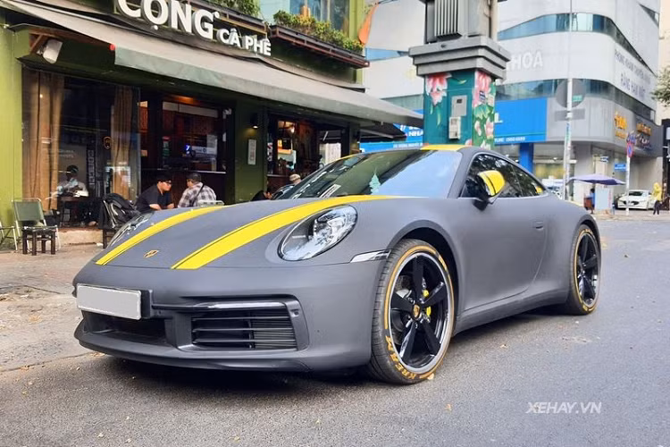 Mức giá xe Porsche 911 Carrera thế hệ mới (coupe) hiện đang được bán chính hãng tại Việt Nam với 3 phiên bản: Carrera, Carrera 4, Carrera S và Carrera 4S với mức niêm yết lần tượt là 6,92 - 7,4 - 7,85 - 8,32 tỷ đồng.