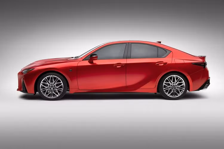 Chưa hết, Lexus cũng đã trang bị cho IS mới bộ giảm chấn sau từ Yamaha, giúp xe nhanh nhẹn và ổn định ở tốc độ cao.