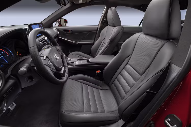 Mẫu xe sang thể thao Lexus IS 500 F Sport Performance là phiên bản mạnh mẽ nhất của IS hiện tại, với động cơ hút khí tự nhiên V8 5.0L cho công suất 472 mã lực và mô-men xoắn cực đại 535Nm, khá tương đồng với các con số của BMW M3 tiêu chuẩn (473 mã lực, 550Nm), trong khi đó chiếc sedan Nhật Bản lại có giá khởi điểm thấp hơn 13.400 USD (khoảng 305,4 triệu đồng) so với đối thủ M3.