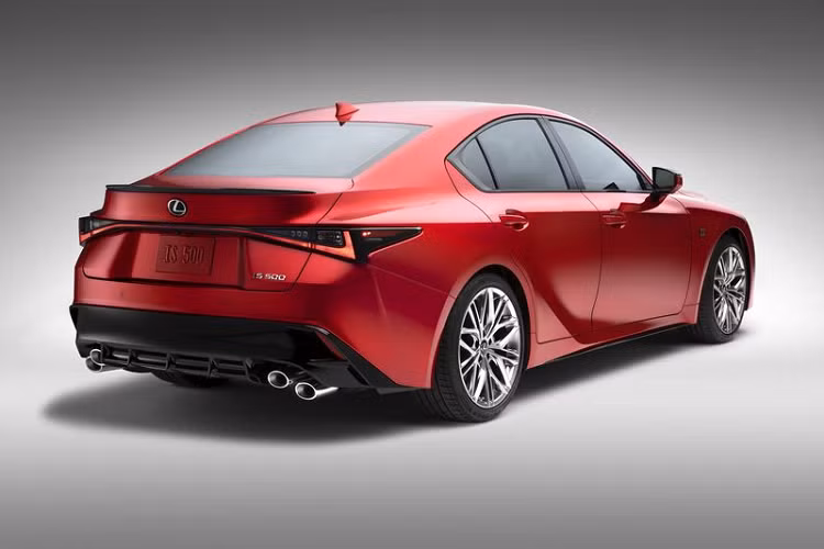 Bên cạnh việc sở hữu sức mạnh ấn tượng và giá cả phải chăng, IS 500 F Sport 2022 còn dễ dàng vượt qua các góc cua với bộ vi sai chống trượt Torsen.