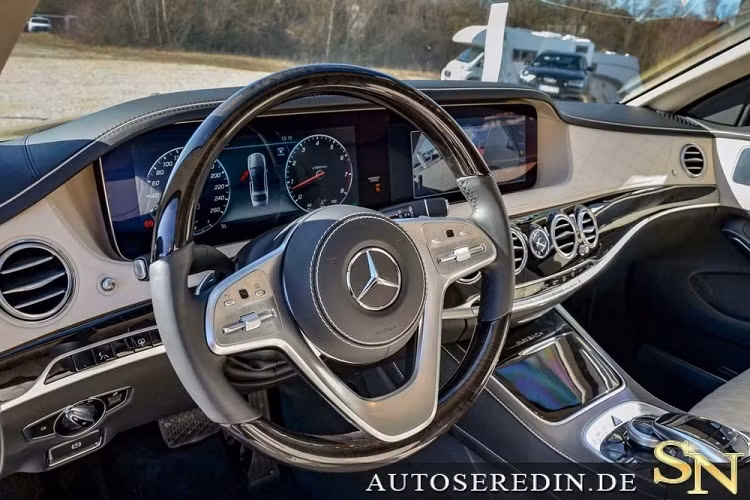 Chiếc Mercedes-Maybach S650 Pullman Guard đời cũ này hiện đang được rao bán trên trang Mobile nổi tiếng của Đức với giá không "dễ chịu" chút nào. Theo đó, chiếc xe siêu sang bọc thép chống đạn này có giá lên đến 1,904 triệu Euro (tương đương 2,255 triệu USD hay 51,9 tỷ đồng).