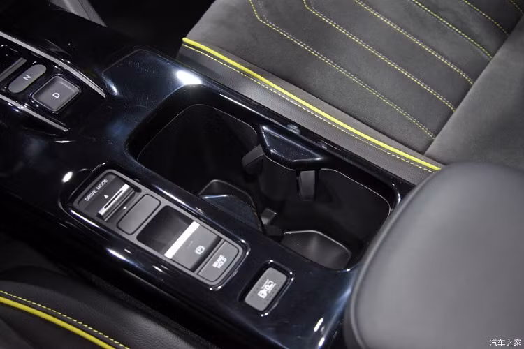 Bước vào bên trong mẫu SUV chạy điện này, chúng ta sẽ thấy sự biến mất của phần lớn các nút bấm cơ học. Thay vào đó, các tính năng trên xe sẽ được điều khiển qua màn hình thông tin giải trí dạng cảm ứng 15,2 inch nằm dọc. Màn hình này khiến nội thất của Honda e:NS1 2022 trông thời trang và theo kịp thời đại hơn.