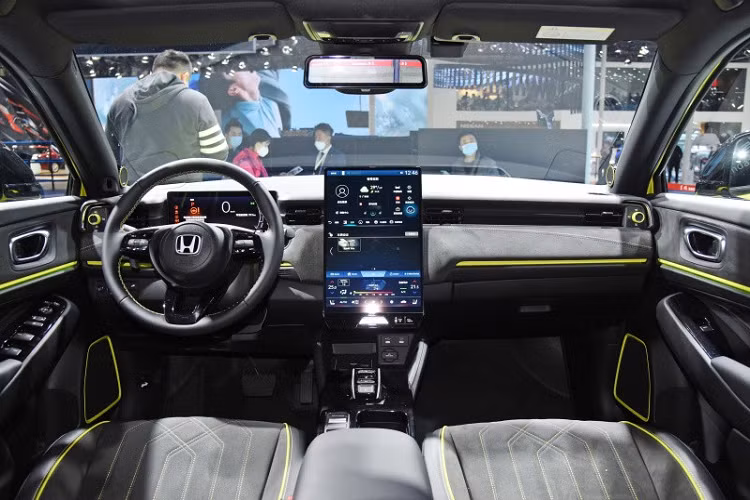 Riêng chiếc Honda e:NS1 2022 được trưng bày trong triển lãm Ô tô Vũ Hán 2021 còn có thêm cánh gió nằm ngay trên đèn hậu dù đã có cánh gió mui. Ngoài ra, xe còn được sơn màu xanh cốm bắt mắt phối màu đen tương phản. Trên cản trước, cản sau, cánh gió mui và vành la-zăng của xe cũng có những điểm nhấn màu xanh cốm.
