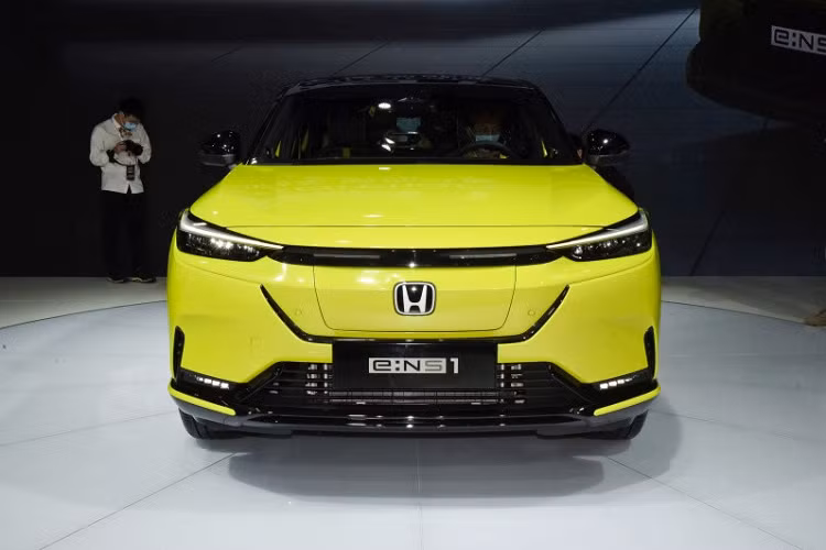 Đồng thời, e:NS1 cũng là 1 trong số 10 mẫu ôtô điện mà hãng Honda sẽ bán ra tại Trung Quốc trong thời gian 5 năm tới. Về kích thước, Honda e:NS1 2022 chạy điện sở hữu chiều dài 4.390 mm, chiều rộng 1.790 mm, chiều cao 1.560 mm và chiều dài cơ sở 2.610 mm. Có thể nói, kích thước này khá tương đồng với Honda HR-V thế hệ mới.