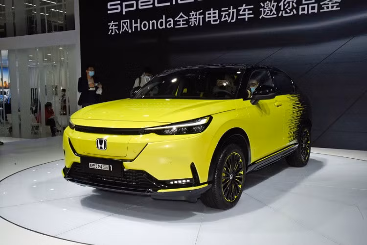Cách đây vài ngày, hãng Honda đã tung ra những hình ảnh và thông tin đầu tiên của mẫu ôtô chạy điện hoàn toàn mới mang tên e:NS1. Đến nay, Honda e:NS1 2022 mới đã được mang đến trưng bày và giới thiệu với khách hàng Trung Quốc tại triển lãm Ô tô Vũ Hán 2021. Được xem như phiên bản chạy điện của HR-V thế hệ thứ ba, e:NS1 sẽ do liên doanh Dongfeng Honda sản xuất và bán ra tại thị trường Trung Quốc.
