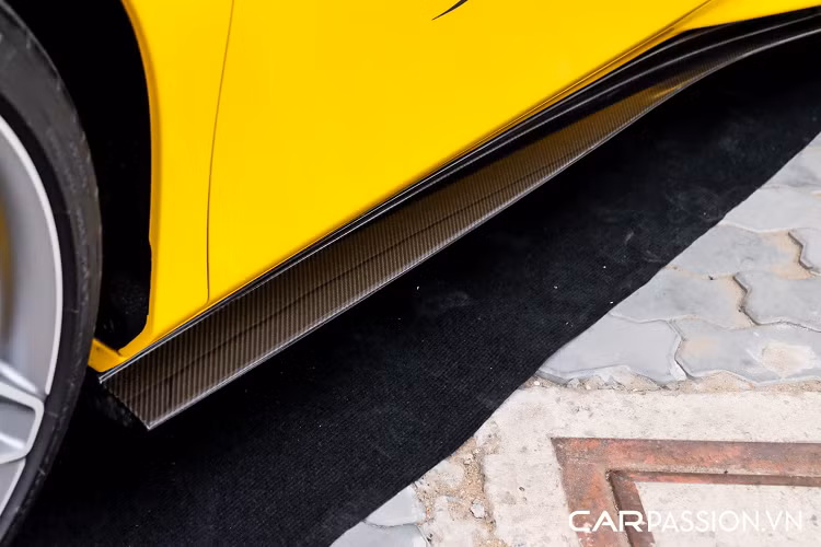 Dưới bàn tay của Novitec, ngoại hình của xe trở cá tính và hiếu chiến hơn. Cản trước có sự xuất hiện của các chi tiết bằng sợi carbon như : ốp hốc hút gió phía trước, líp trước và viền khe gió. Chưa hết, nắp ca-pô cũng được ốp sợi carbon ở vị trí gần kính lái, điểm nhấn lớn nhất là miếng ốp dạng tầng dành cho ống dẫn khí S-Duct trên Ferrari F8 Spider.