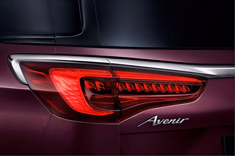 Ngoài tạo hình chữ "L" bên trong, đèn hậu của Buick GL8 Avenir 2022 còn được nối với nhau bằng nẹp mạ crôm ở giữa. Thêm vào đó là cánh gió mui tích hợp đèn phanh trên cao và nẹp mạ crôm nối liền với đèn phản quang trên cản sau 