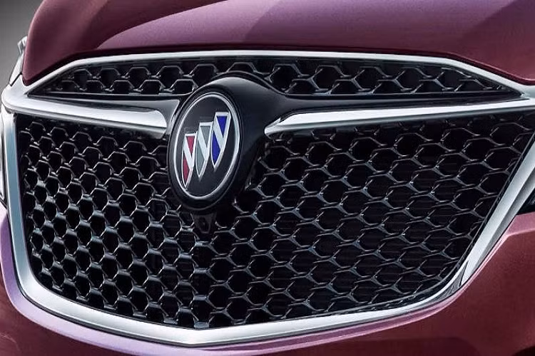 Là mẫu xe hạng sang dành riêng cho thị trường Trung Quốc, Buick GL8 Avenir 2022 sở hữu thiết kế tổng thể khá đặc trưng của dòng minivan. Trên đầu xe, mẫu xe này được trang bị lưới tản nhiệt rộng với 2 nẹp mạ crôm kéo dài từ logo của hãng sang hai bên đèn pha. Ngoài ra, lưới tản nhiệt còn được bao quanh bằng viền mạ crôm nhằm tạo cảm giác sang trọng.