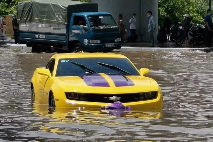 Thậm chí, 1 số bức ảnh cận cảnh về mẫu xe thể thao Chevrolet Camaro bị ngập nước ở thành phố Hải Phòng còn cho thấy xe bị nước lũ nhấn chìm hơn phân nửa, qua bánh xe, nên cư dân mạng dự đoán nhiều khả năng nước lũ sẽ tràn vào khoang lái, tuy nhiên, thông tin này chưa được kiểm chứng.