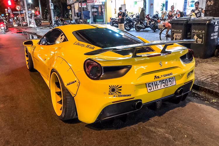 Hãng độ Liberty Walk chỉ tập trung vào gói nâng cấp ngoại hình nên không "thông nòng" động cơ V8, tăng áp kép, dung tích 3.9 lít của xe, "trái tim" này sản sinh ra công suất tối đa 661 mã lực tại vòng tua 8.000 vòng/phút và mô-men xoắn cực đại đạt 760 Nm tại vòng tua 3.000 vòng/phút.