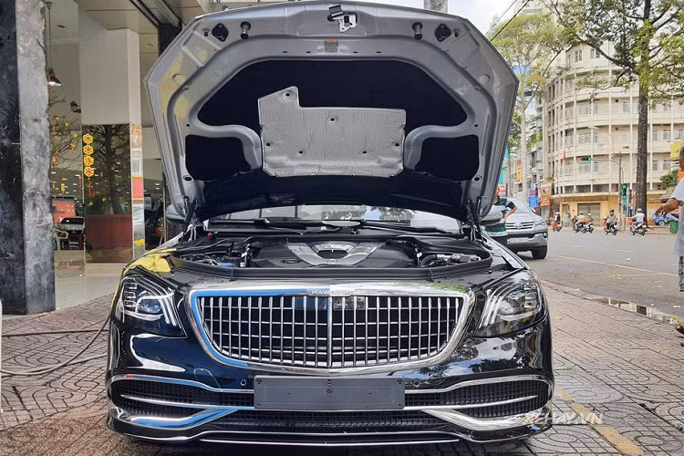 Mới đây, một chiếc Mercedes-Maybach S650 Pullman mới đã bất ngờ xuất hiện trước cửa một showroom kinh doanh xe tư nhân ở TP HCM.