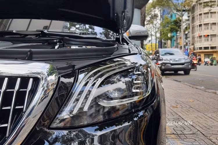 Bên cạnh ngoại hình nổi bật và chiều dài ấn tượng, Mercedes-Maybach S650 Pullman còn có những trang bị tiện nghi sang trọng nhất, bao gồm cửa sổ chỉnh điện có thể biến từ trong suốt thành mờ đục chỉ bằng một động tác chạm nút, dàn âm thanh surround mang nhãn hiệu Burmester 3D,..