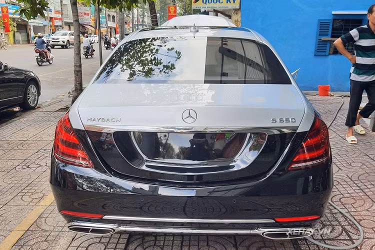 Hệ thống giải trí hàng ghế sau đi kèm màn hình 18,5 inch, cấu hình xe 6 chỗ ngồi với khoang hành khách mang phong cách thương gia đẳng cấp, ghế bọc da thượng hạng có chức năng chỉnh điện/massage/làm mát/sưởi cùng ốp gỗ cao cấp trong nội thất, vách ngăn khoang cabin tài xế và chủ nhân..