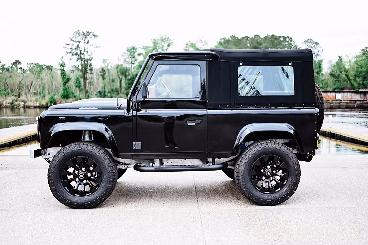 Chiếc Land Rover Defender đời cũ hơn 20 năm tuổi được tân trang kỹ lưỡng và có được vẻ ngoài bóng bẩy. Tổng thể chiếc SUV mang phong cách Restomod, tức kết hợp giữa thiết kế truyền thống và các chi tiết hiện đại.