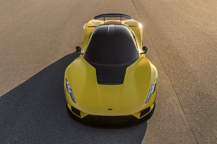 Điều này có nghĩa là Hennessey Venom F5 có tỷ lệ công suất/trọng lượng là 1.289 mã lực/tấn, cho phép chiếc xe tăng tốc từ 0 - 100 km/h trong 2,6 giây, 0 - 200 km/h trong 4,7 giây và 0 - 300 km/h trong 8,4 giây.