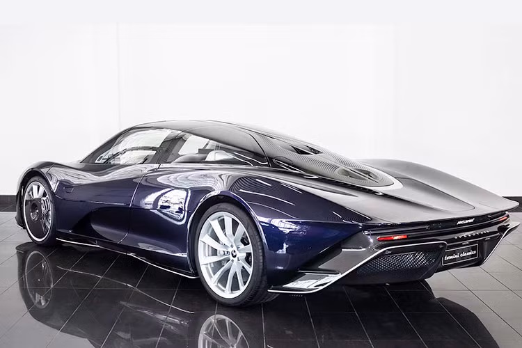 Chiếc McLaren Speedtail đặc biệt này sở hữu lớp sơn ngoại thất Dark Sapphire Pearl với 2 tông màu xanh nước biển và tím rất đẹp mắt. Để khiến cho ngoại hình của chiếc xe trở nên độc đáo và bớt nhàm chán, McLaren sử dụng các điểm nhấn màu bạc chạy liền mạch từ bộ chia gió trước đến cánh gió ở hông xe và bộ khuếch tán phía sau đuôi xe.
