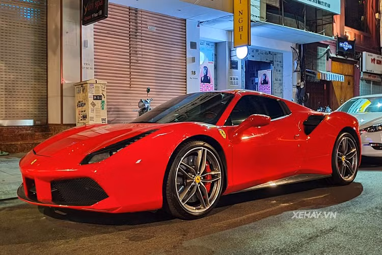 Sở dĩ Ferrari 488 Spider tại Việt Nam được đánh giá là siêu xe mui trần tốt nhất với các đại gia Việt là bởi những đặc tính của mẫu xe này rất phù hợp với điều kiện môi trường nước ta. Trong đó, 2 yếu tố nổi bật nhất phải kể tới là bộ mui xếp cứng bằng kim loại thay vì mui mềm bằng vải đặc biệt thích hợp với điều kiện môi trường nóng, ẩm của Việt Nam.