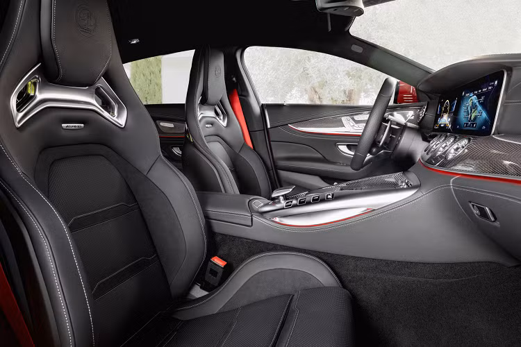 Mercedes-AMG GT 63 E Performance sở hữu bộ mâm hợp kim nhẹ 20 và 21 inch mới. Khách hàng cũng có thể lựa chọn gói trang trí “AMG Night Package II” hoặc kết hợp giữa hai gói “Night Package” và “Carbon Package” để chiếc sedan trở nên nổi bật hơn.