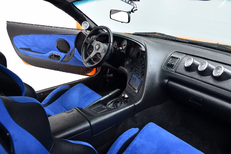 Bên trong, nội thất của xe giống hệt mẫu Supra từng tung hoành trên màn ảnh rộng với ghế ngồi thể thao phối màu xanh-đen, vô-lăng kiểu xe đua, các đồng hồ đo nằm ở bên phải bảng tablo...