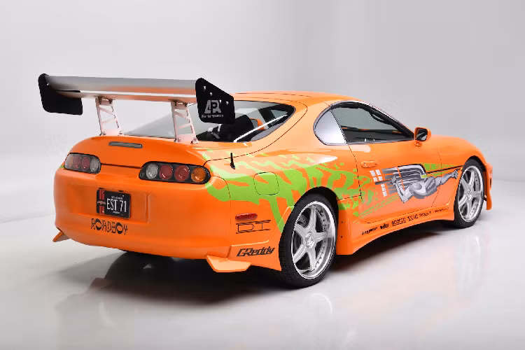 Chiếc coupe Nhật Bản được nâng cấp bộ bodykit của hãng Bomex, bao gồm cản trước, ốp bên hông xe, cánh gió sau APR cỡ lớn và bộ mâm Racing Hart M5 kích thước 19 inch.