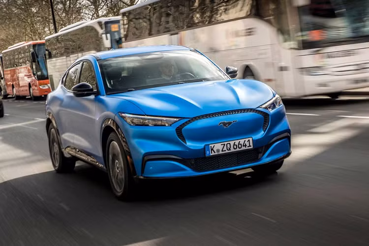 Ford dung ban oto chay dong co dot trong tai chau Au tu 2030