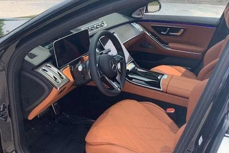 Xe siêu sang Mercedes-Maybach S580 4Matic 2021 sắp về Việt Nam là bản thấp nhất nhưng cũng đã có một số trang bị đáng chú ý bao gồm màn hình hiển thị thông tin kính lái HUD, hệ thống âm thanh Burmester cao cấp, hệ thống thông tin giải trí MBUX, ghế massage cho hành khách hay cửa sau tự động đóng/mở bằng nút bấm, nội thất bọc da cao cấp và ốp gỗ hay hệ thống đèn viền Ambient Light nhiều màu.