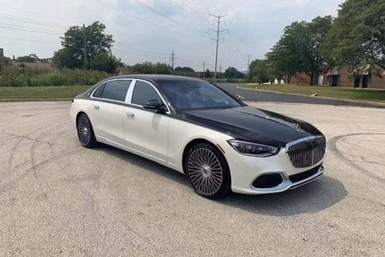 Nhằm mang đến những trải nghiệm yên tĩnh và thoải mái nhất, Mercedes-Maybach S580 4Matic 2021 mới có các vòm bánh sau khác với S-Class tiêu chuẩn với một hốc bổ sung để tạo không gian cho những vật liệu giảm âm. Kính nhiều lớp dày hơn, lốp xe được tối ưu hóa tiếng ồn và hệ thống khử tiếng ồn chủ động giúp triệt tiêu tiếng ồn từ đường... 