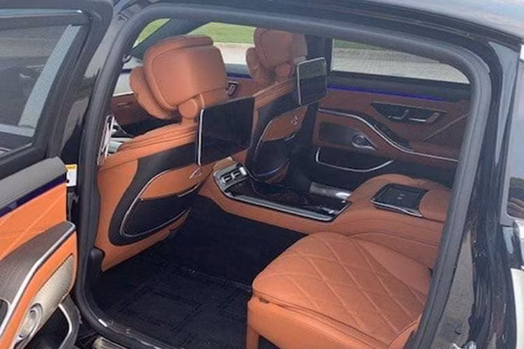 Mercedes-Maybach S580 4Matic 2021 sẽ có đến 4 màn hình cho hành khách cũng như tài xế, trong đó, 12,3 inch là màn hình của bảng đồng hồ kỹ thuật số, màn hình giải trí phía trước có kích thước 12,8 cùng với đó là 2 màn hình giải trí cho hành khách lên đến 11,6 inch. 
