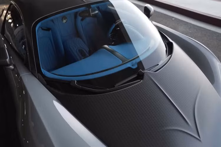 Tuy nhiên, chiếc Bugatti Veyron Linea Vivere Mansory này đã được chủ sở hữu hiện tại “giao phó” cho thương hiệu độ xe trứ danh West Coast Customs để tân trang lại toàn bộ các chi tiết trên chiếc xe này.