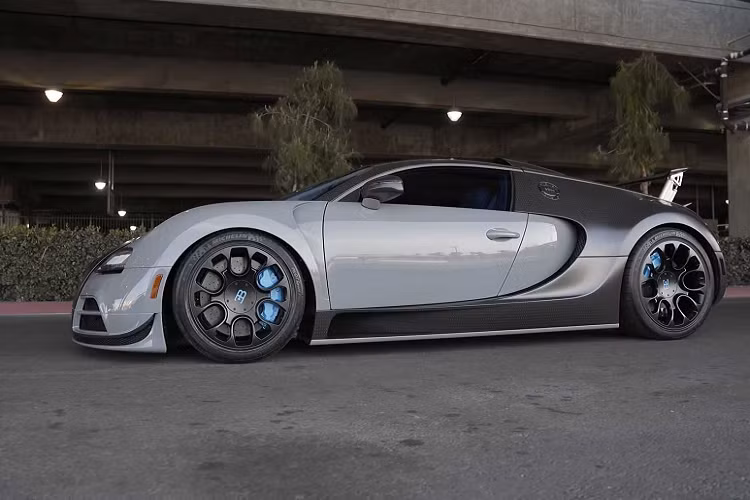 Mansory hiểu làm thế nào để có thể kết hợp giữa sự sang trọng và công nghệ hiện đại. Khi nghề thủ công truyền thống cùng vật liệu được lựa chọn và hợp nhất thiết kế thời trang được kết hợp với nhau, kết quả sẽ là một nội thất ô tô với vẻ đẹp cực kì xuất sắc. Khoang nội thất được trang bị đèn LED của Hệ thống Ambiente-Illumination System mới được trang bị trên ghế ngồi, lót cửa và bảng điều khiển.