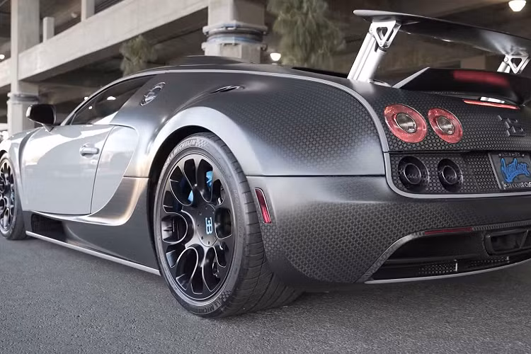 Chiếc xe này nguyên bản được phối với họa tiết carbon từ Mansory chủ đạo cùng màu đỏ tươi cho các phần vè trước cũng như cửa xe. Khoang nội thất của xe nguyên bản được Mansory phối lại với da màu đen cùng màu trắng, kết hợp với đó chính là họa tiết chữ V trên các phần ghế ngồi.