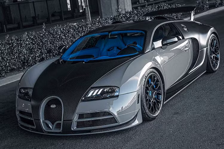 Là một dòng xe được ra mắt từ khoảng 20 năm về trước, siêu xe Bugatti Veyron sở hữu một thiết kế “không tuổi” cùng với nhiều năm giữ vững ngôi vị “Ông hoàng tốc độ”. Chiếc xe được đặt theo tên của tay đua Pierre Veyron- Người đã từng giành chức vô địch tại giải đua 1930 Geneva Grand Prix với chiếc Bugatti Type 37A.