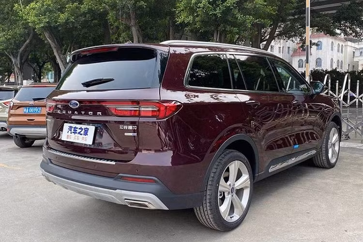 Có tổng cộng 3 biến thể của mẫu xe này, tất cả đều sở hữu cấu hình 6 chỗ 3 hàng ghế. Mức giá xe Ford Equator 2021 mới bán ra từ 189.800 - 219.800 Nhân dân tệ (tương đương 670 triệu đồng – 776 triệu đồng). Đồng thời, hãng Ford cũng xác nhận rằng sẽ trình làng phiên bản 7 chỗ và 5 chỗ của mẫu Equator trong tương lai.