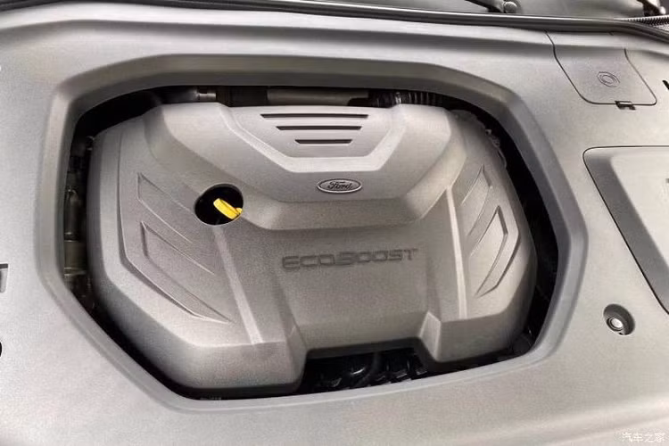 Tiến vào bên trong khoang cabin, Ford Equator gây ấn tượng với không gian nội thất vô cùng rộng rãi và tiện nghi. Màn hình hiển thị tốc độ và màn hình thông tin giải trí được nối liền với nhau kích thước 12,3 inch gợi nhớ tới thiết kế của Mercedes-Benz. Các chi tiết như ghế ngồi, táp-pi cửa, bảng điều khiển trung tâm được bọc da và ốp gỗ tạo sự sang trọng không kém gì những mẫu xe sang đến từ Đức. 