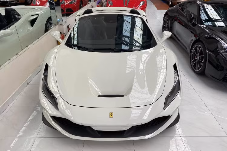 Để tìm 1 chiếc siêu xe mới tinh và thuộc phiên bản sản xuất mới nhất đã có sẵn hàng tại Việt Nam để cho các khách hàng lựa chọn chỉ đếm trên đầu ngón tay. Trong đó phải kể đến 1 chiếc xe mui trần Ferrari F8 Spider màu trắng vẫn đang tìm kiếm khách hàng đầu đời sau gần 2 tháng được nhập khẩu về dải đất hình chữ S thông qua diện phân phối không chính hãng.