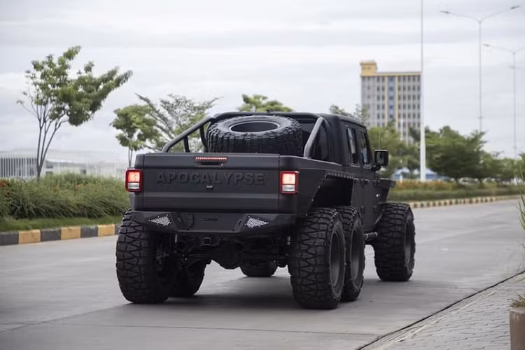 Chưa hết, Apocalypse 6x6 còn sở hữu nắp ca-pô làm từ sợi thủy tinh và được phủ lớp chống trầy đặc biệt cho toàn bộ phần thân.
