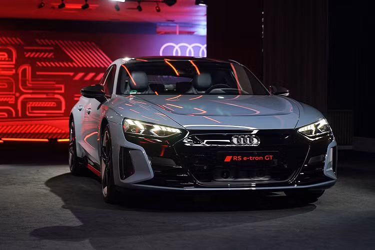 Mẫu xe sang thể thao Audi e-tron GT là phiên bản coupe 4 cửa thuộc phân khúc E, được phát triển dựa trên nền tảng hiệu suất J1 giống với Porsche Taycan. Kích thước dài x rộng x cao của mẫu xe này lần lượt là 4.990 x 1.960 x 1.410 mm, trục cơ sở 2.900 mm, khối lượng 2.200 kg.