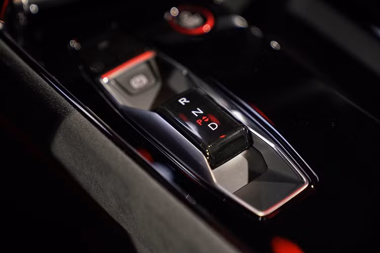 Những công nghệ an toàn và hỗ trợ lái có trên Audi e-tron GT gồm hệ thống cảnh báo chệch làn đường, cảnh báo điểm mù khi chuyển làn, cảnh báo giao lộ, cảnh báo quanh xe khi mở cửa và cảm biến lùi.