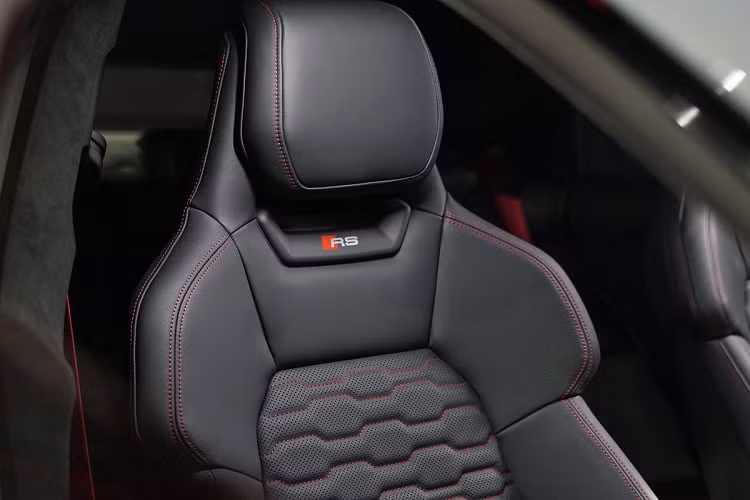 Audi RS e-tron GT quattro có công suất cực đại 646 mã lực, mô-men xoắn cực đại 828,6 Nm. Khả năng tăng tốc 0-100 km/h trong 3,3 giây, tốc độ tối đa 250 km/h. Giá xe Audi e-tron GT 2022 phiên bản cao cấp là 9,49 triệu baht (307.278 USD - khoảng 7,11 tỷ đồng), bản Audi e-tron GT quattro Performance có giá 6,79 triệu baht (219.854 USD - 5,09 tỷ đồng) và bản tiêu chuẩn có giá 6,39 triệu baht (206.903 USD - 4,7 tỷ đồng).