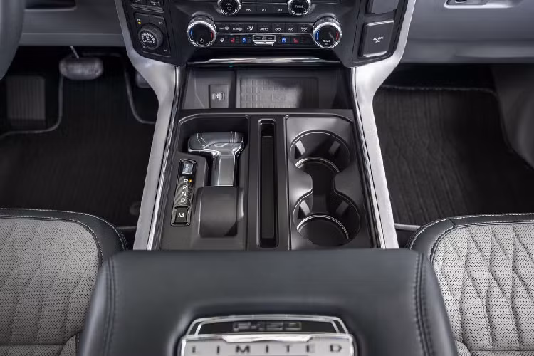 Đối với không gian cabin, bên cạnh việc sở hữu một khoang hành khách vô cùng rộng lớn, Ford F-150 Limited 2021 còn được trang bị hàng loạt tiện ích xịn xò như màn hình công-tơ-mét dạng LCD kích thước 12,3 inch, màn hình giải trí cảm ứng 12 inch, cần số có thể thu gọn nhằm tối ưu khu vực điều khiển trung tâm, ghế Max Recline với khả năng ngả tới gần 180 độ và đặc biệt là bàn làm việc di động ngay ở hàng ghế trước được thiết kế khá lạ mắt.