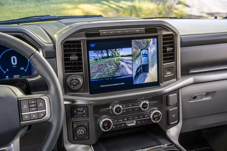 Tuy nhiên, trên Ford F-150 Limited 2021, tính khí động học đã được cải thiện rõ rệt nhờ bộ lưới tản nhiệt thông minh có khả năng tự động đóng/mở, hệ thống khung thân, cửa sau và cánh gió chủ động mũi xe đã được tinh chỉnh nhằm giải tối đa mức tiêu thụ nhiên liệu.