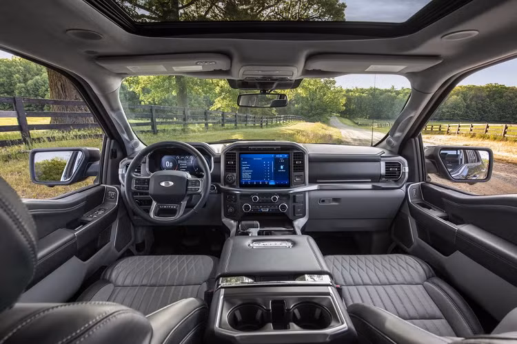 Về cơ bản, mẫu siêu bán tải Ford F-150 Limited 2021 là phiên bản mới và thuộc thế hệ thứ 14, được ra mắt hồi tháng 6/2020 vừa qua.