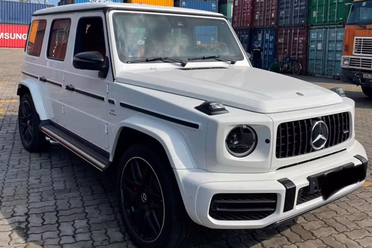 Sức mạnh được truyền tới cả 4 bánh thông qua hộp số tự động 9 cấp AMG Speedshift TCT. Nhờ đó, động cơ V8, tăng áp kép, dung tích 4.0 lít cho phép chiếc SUV hạng sang Mercedes-AMG G63 bản 40th Years Of Legend tăng tốc từ vị trí xuất phát lên 100 km/h chỉ trong thời gian 4,5 giây trước khi đạt vận tốc tối đa 240 km/h.