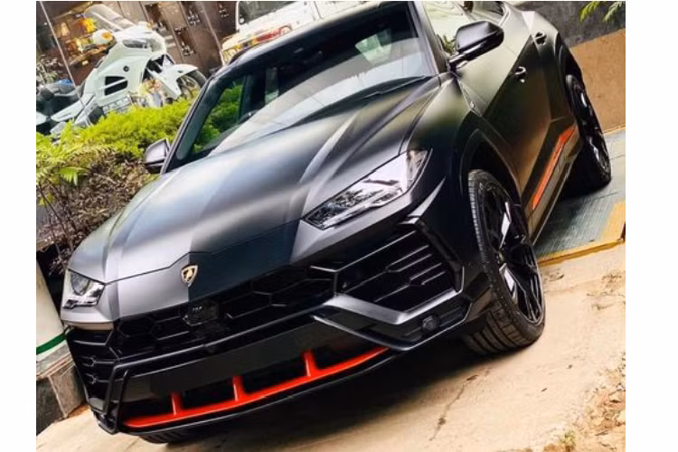 Trong gói Graphite Capsule, Lamborghini cung cấp 4 lựa chọn màu sơn ngoại thất là đen Nero Noctis, xám Grigio Keres, bạc Grigio Nimbus và trắng Bianco Monocerus. Chiếc Lamborghini Urus Graphite Capsule tại Ấn Độ có màu đen Nero Noctis và các bộ phận tương phản màu đỏ Arancio Argos. Phối màu táo bạo này chắc chắn sẽ khiến Urus trở thành tâm điểm khi lăn bánh trên đường.