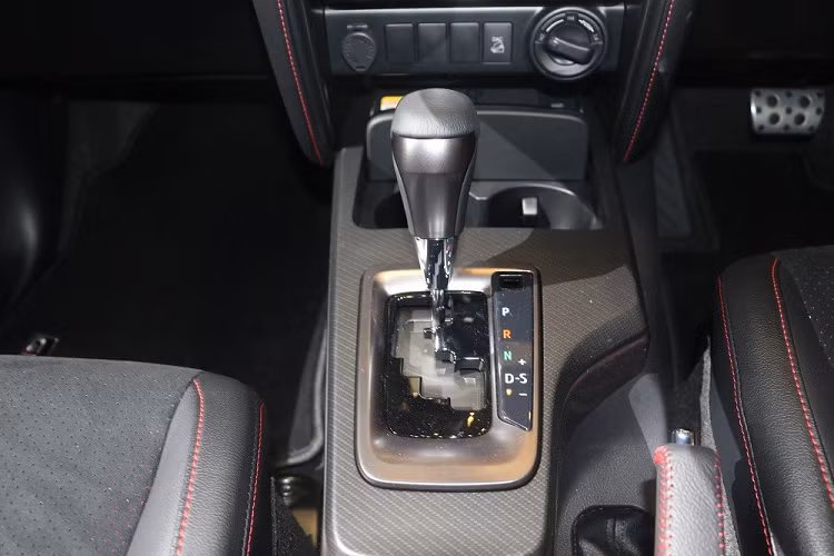Những trang bị đáng chú ý khác của Toyota Fortuner GR Sport ở thị trường Thái Lan bao gồm bàn đạp bằng nhôm, logo "GR" trên nút bấm khởi động máy, khóa điều khiển từ xa và thảm sàn.