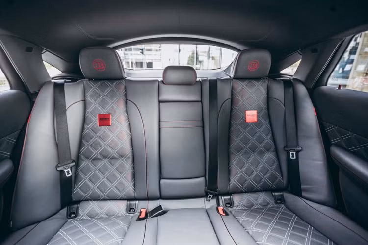 Brabus cũng đã bổ sung mô-đun điều khiển riêng trong hệ thống treo khí nén, hạ thấp xe 25 mm. Hệ thống phanh được chăm chút từ đĩa phanh sứ-carbon có lỗ thông gió và khoan chéo có kích thước 400 mm ở phía trước và 360 mm ở phía sau. Những cập nhật về mặt phong cách trông tương tự như Brabus 800 SUV Coupe với các phụ tùng sợi carbon lộ ra ngoài thân xe bao gồm lưới tản nhiệt mới, bộ chẻ gió phía trước, tấm chắn bùn mở rộng, cánh gió sau 3 mảnh, bộ khuếch tán gió, và trang trí bổ sung cho các cửa hút gió.