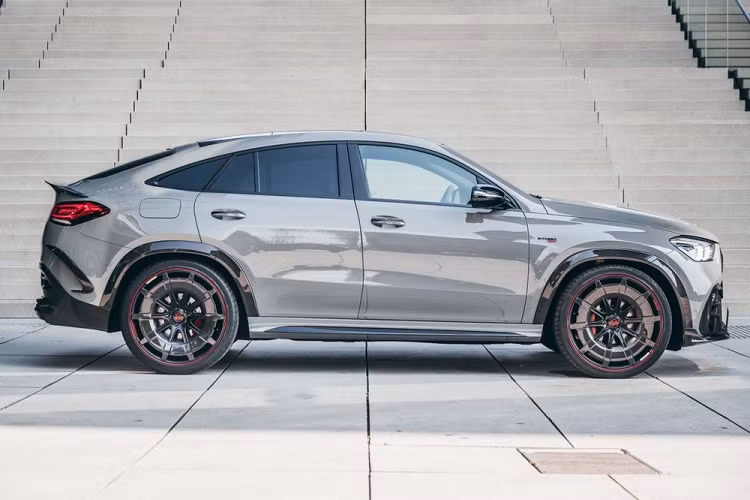 Giá xe Brabus GLE Coupe 900 Rocket Edition khởi điểm từ 381.243 euro (tương đương 10,1 tỷ đồng), chưa bao gồm thuế và chỉ có 25 chiếc. Cách đây khoảng 2 tháng, Brabus đã vén màn 800 SUV Coupe chế tạo dựa trên Mercedes-AMG GLE 63 S 4MATIC+ Coupe, nhưng có vẻ công ty độ xe Đức thấy như vậy là chưa đủ và muốn tạo ra một phiên bản nhanh hơn nữa.