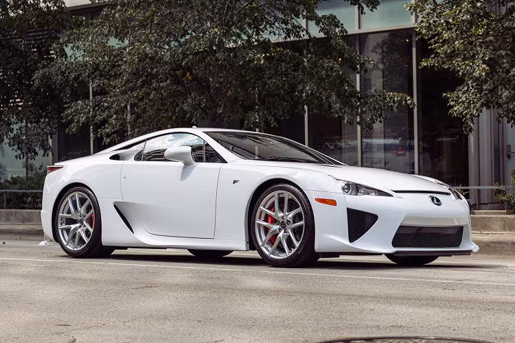 LFA là dòng xe di sản của Lexus, đây được xem là siêu xe mạnh mẽ nhất của hãng xe Nhật Bản. Những chiếc Lexus LFA hàng hiếm chỉ được sản xuất chỉ trong 2 năm, từ tháng 12/2010 đến tháng 12/2012, số lượng 500 chiếc trên toàn thế giới.